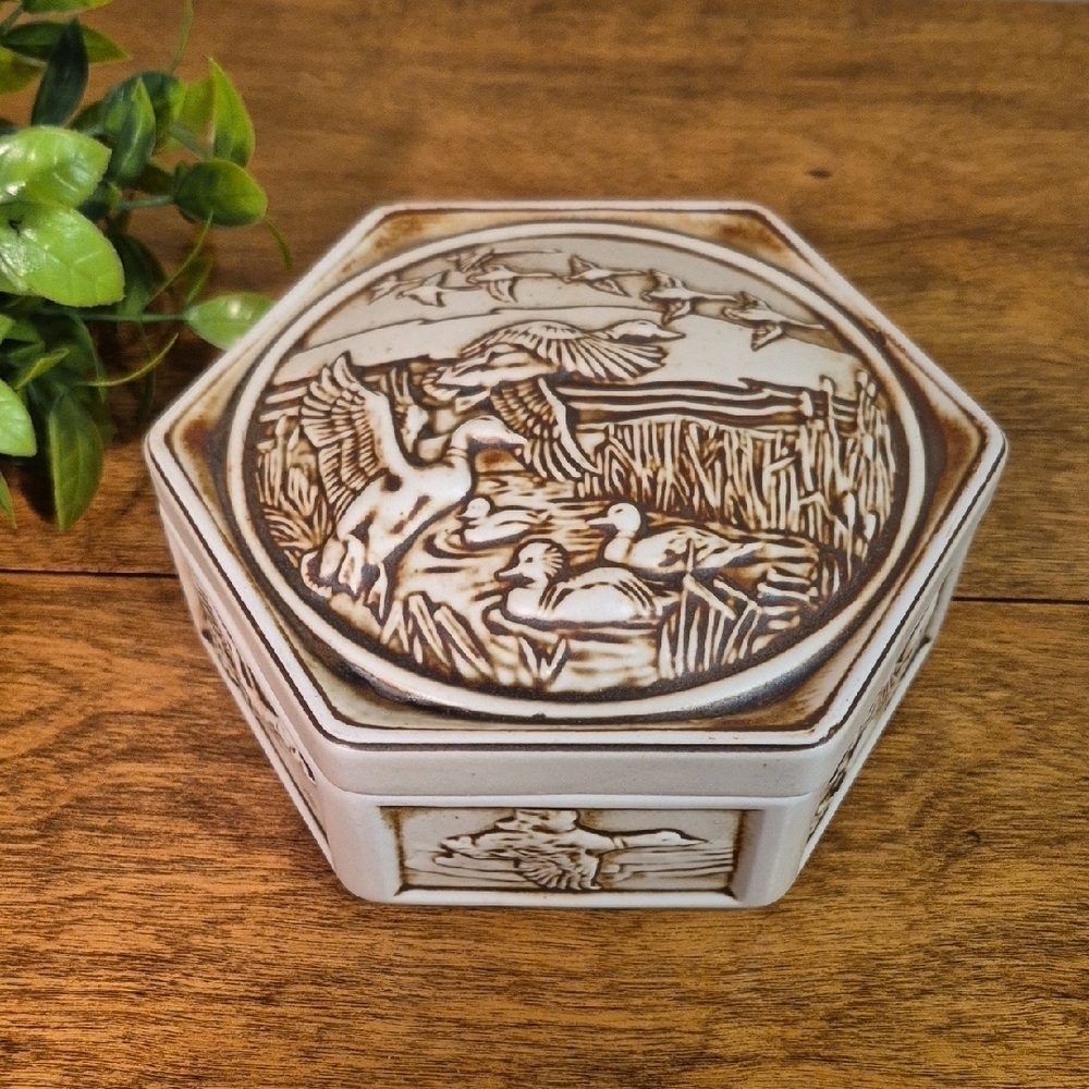 AVON 1980 Vintage Hexagonal Duck Design Ceramic Lidded Trinket Box